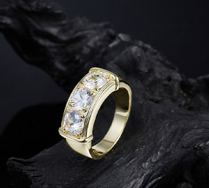Bague de fiançailles pour femme en or jaune avec trois pierres de moissanite taille brillant ronde, sertie à griffes, style classique - Product Image 6