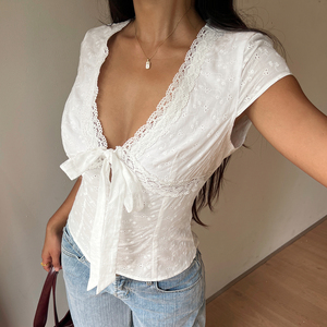 Blusa de Mujer con Encaje Blanco Floral, Estilo Veraniego y Sexy para Vacaciones, con Cuello en V y Botones al Frente, para Oficina o Trabajo - Product Image 2
