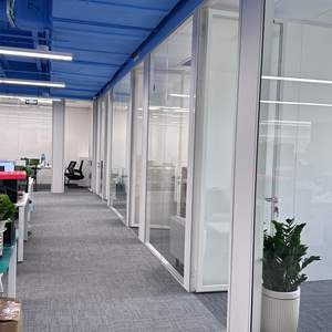 Moderne geluidsdichte glazen scheidingswand met aluminium frame, aanpasbaar verplaatsbaar ontwerp voor thuiskantoor & commercieel gebruik - Product Image 3