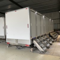Remorque de douche d'hébergement des travailleurs de luxe en coque FRP avec plusieurs stalles de sol antidérapantes pour les toilettes portables des sites de camping