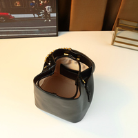 Nouveau sac seau pour femme de couleur unie, design minimaliste et polyvalent avec cordon de serrage, décoration de lettres en métal, petit sac à main