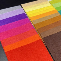 Tissu non tissé aiguilleté en polyester coloré de 1 à 5 mm pour l'artisanat, les articles ménagers et les matériaux de construction imperméables.
