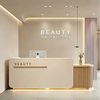Bureau de réception moderne en bois d'ingénierie laqué avec panneau en bois lamellé et éclairage LED pour salon de beauté ou clinique