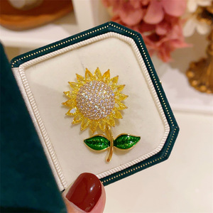 Broche de latón retro súper brillante con girasol y piedra natural, exquisito y elegante accesorio de pin para traje, joyería de moda. - Product Image 1