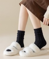 Chaussettes chaudes et moelleuses pour femme, style tube, épaisses et confortables, pour la maison et le sommeil, longueur haute, design torsadé uni et coloré, tendance