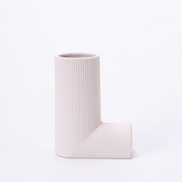 ARM LVG Vase floral en céramique blanche, finition mate, en porcelaine romantique, à texture rayée, en forme de lettre, pour décoration artistique de mariage et de la maison