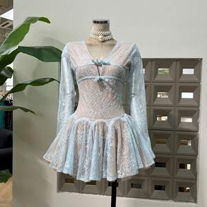 A10096 Mini abito <span class=keywords><strong>a</strong></span> maniche lunghe con <span class=keywords><strong>gonna</strong></span> svasata <span class=keywords><strong>a</strong></span> zampa in pizzo rosa con scollo <span class=keywords><strong>a</strong></span> V - Product Image 4