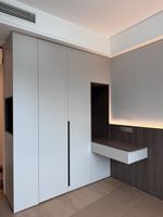 Armoire en bois contemporaine sur mesure avec bureau intégré pour l'espace d'étude des enfants