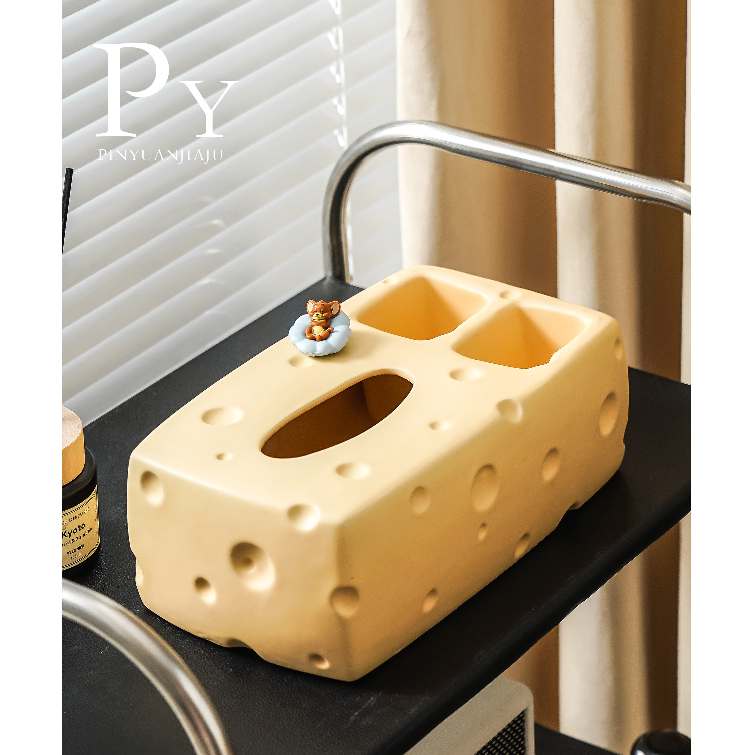 Boîte à mouchoirs avec stockage à télécommande