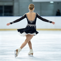 Robe de patinage et de danse bleu marine pour enfants et adultes, col montant, manches longues, strass, sequins, dos ouvert, pour compétition et spectacle de patinage sur glace