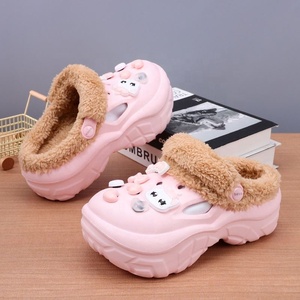 Sabots d'hiver pour femmes doublés de peluche en EVA avec breloques décoratives, pantoufles à bout ouvert, semelle épaisse et confortable pour l'extérieur - Product Image 2