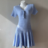 Robe pull mini élégante à col en V en maille côtelée pour femme, avec boutons floraux faits main, manches courtes et coupe évasée trapèze