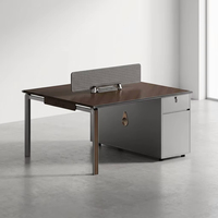 Poste de travail de bureau moderne, durable et écologique pour 2 personnes, avec écran de confidentialité double face, hub de prises et socle.
