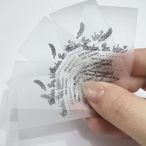 Étiquette <span class=keywords><strong>de</strong></span> vêtement en TPU personnalisée avec logo imprimé, étiquette extensible, imperméable, douce et sûre <span class=keywords><strong>pour</strong></span> la peau, idéale <span class=keywords><strong>pour</strong></span> les combinaisons <span class=keywords><strong>de</strong></span> plongée et les vêtements <span class=keywords><strong>de</strong></span> sport <span class=keywords><strong>de</strong></span> plein air. - Product Image 2