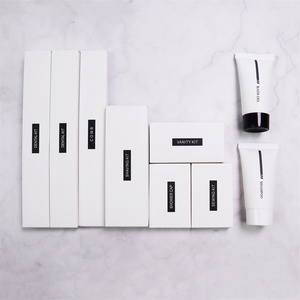 Ensemble d'articles de toilette de luxe 5 étoiles <span class=keywords><strong>pour</strong></span> hôtel avec pantoufles, <span class=keywords><strong>savon</strong></span>, brosse à dents, boîte écologique, parfum personnalisé et options <span class=keywords><strong>pour</strong></span> les voyages/le spa - Product Image 1