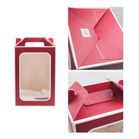 Boîte d'emballage pour poupées sur mesure, rouge, avec fenêtre transparente, finition mate, doublure en mousse, poignée et option cadre photo