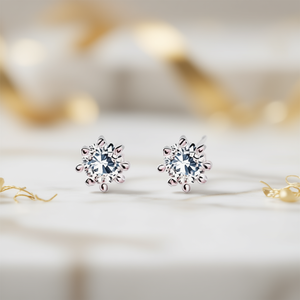 Eleganti Orecchini a Perno in Argento 925 con Diamanti Taglio Brillante Rotondo, Montatura a Griffe, Forma a Fiore, Gioielli Classici da Donna per Uso Quotidiano - Product Image 2