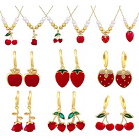Boucles d'oreilles pendantes en forme de fruits (cerise, fraise, pomme) en émail rouge, avec breloques dorées, style Huggie Hoop, cadeau de bijoux pour femme