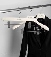 Cintres en bois robustes pour costumes, logo gravé au laser sur mesure, porte-manteau en bois naturel, vente en gros 50 pièces, réduction pour achat en gros