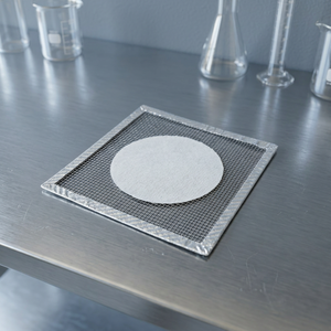 Grille en acier carrée avec découpe circulaire centrale pour usage en laboratoire ou éducatif - Product Image 2