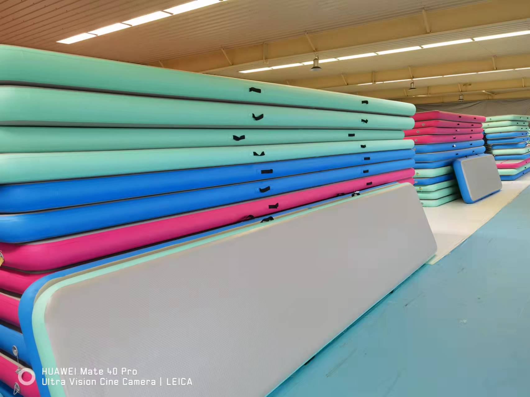 Dessus gris avec le côté de couleur (rose, bleu, orange, rouge, noir&hellip;)