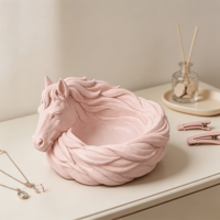 Élégant plateau de rangement en résine blanche en forme de tête de cheval pour console d'entrée et décoration intérieure