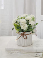 Künstliches Blumenarrangement in Weißer Keramikvase mit Pfirsichrosa Rosen und Grünen Blättern für Innenraum-Tischdekoration