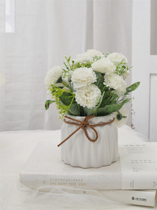 Arreglo de Flores Artificiales en Jarrón de Cerámica Blanco con Rosas Rosa Melocotón y Hojas Verdes para Decoración de Escritorio Interior - Product Image 5