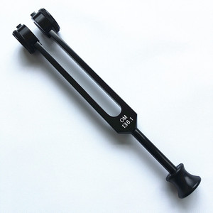 Diapasón de aleación de aluminio OM con base de masaje, diapasón OM negro, diapasón 136.1. - Product Image 1