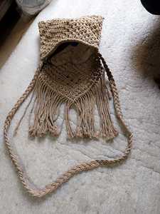 Sac bandoulière beige en crochet avec fermeture boutonnée et accent pompon pour les voyages décontractés - Product Image 2