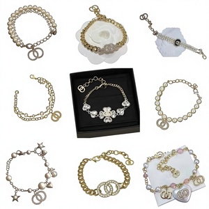 2026 Hochwertiges Designer-Luxusarmband mit Diamantenbesatz, modisches Party-Armband mit Buchstabenanhänger - Product Image 2
