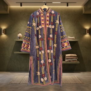 Manteau long en velours gris ardoise fait main sur mesure, avec des motifs floraux marron et blanc et une bordure géométrique - Product Image 1