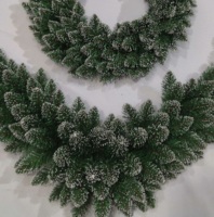 Schneebeflockter Künstlicher Weihnachtskranz und Girlande Grünes Kiefern-Feiertagsdekorations-Set für Haustür Weihnachtsdekoration