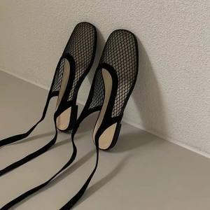 Sandalias planas casuales de verano 2026 de nuevo diseño con malla hueca transpirable y punta cerrada para mujer (Mules) - Product Image 2