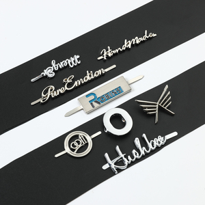 Étiquette de vêtement personnalisée en métal gaufré 3D avec logo, à coudre sur les vêtements - Product Image 3