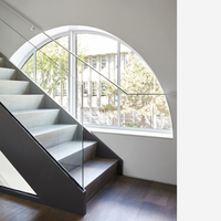 Escalier intérieur à poutre latérale fermée en acier-bois, design contemporain, durable, écologique, préfabriqué