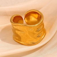Neu Eingetroffener Wasserdichter Schmuck 18k Vergoldeter Edelstahl Gehämmerter Geometrischer Unregelmäßiger Breiter Offener Ring für Damen