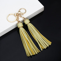 Porte-clés pendentif 3D couleur jaune avec pompon en cuir