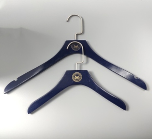 Appendiabiti in <span class=keywords><strong>Legno</strong></span> Blu Navy Stile Mandarino, Personalizzabili con Logo <span class=keywords><strong>per</strong></span> Negozi - Product Image 6