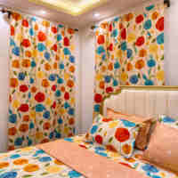Parure de lit de luxe 8 pièces avec 4 taies d'oreiller, motif floral vert et violet vibrant, accent doré, pour la maison au Ghana