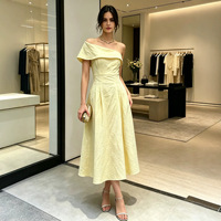 Robe chic de style français haut de gamme asymétrique à une épaule, col halter, cintrée à la taille, coupe trapèze, dos nu