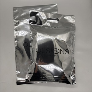 Sacs d'expédition en polyéthylène avec poignée argentée et logo personnalisé pour l'expédition de vêtements - Sacs d'expédition imperméables avec logo personnalisé - Product Image 2