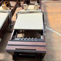 Senya OEM ODM Pilates Reformer mit Walnuss-Finish, Core-Bett mit Sanftem Rückprall, Professionelles Pilates-Gerät für Studio und Fitnesscenter