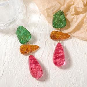 Boucles d'oreilles de mode d'épissage géométrique irrégulier en résine colorée rétro exagérée - Product Image 4