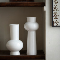 Vase en céramique moderne minimaliste peint à la main avec glaçure colorée, arrangement floral haut de gamme pour le bureau ou le salon