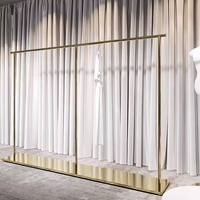 Équipement de magasin de vêtements de luxe Étagère modulaire en acier inoxydable doré Porte-robe Support d'affichage en or pour boutique