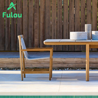 Fauteuil de salle à manger d'extérieur moderne en teck massif, durable et imperméable, avec dossier en osier, pour hôtel, villa, appartement et cour.