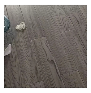 Suelo de <span class=keywords><strong>madera</strong></span> dura de <span class=keywords><strong>roble</strong></span> blanco gris <span class=keywords><strong>claro</strong></span> de 18mm de estilo nórdico <span class=keywords><strong>madera</strong></span> maciza preacabada para uso en interiores en casas prefabricadas - Product Image 1
