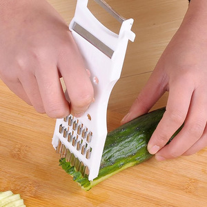 Coupe-légumes multifonctionnel pour cuisines domestiques : râpe à pommes de terre, râpe à radis, trancheuse à concombre et éplucheur manuel. - Product Image 3