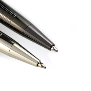 Bolígrafo Giratorio de Metal Galvanizado Gris, Recubrimiento de Titanio y Níquel, Líneas Grabadas, Temática Deportiva, Multifuncional - Product Image 5